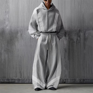 Conjunto Deportivo para Hombre, Sudadera con Capucha Gris a Rayas y Pantalones Anchos, Estilo Urbano Holgado con Cordón Ajustable - Product Image 1