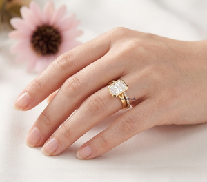Bague Lurba Jewels en or jaune 14 carats massif avec moissanite taille radiant de 2 carats sertie clos et alliance assortie – Cadeau de luxe pour mariage ou anniversaire - Product Image 2