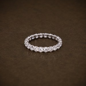 Anillo de Diamantes Cultivados en Laboratorio con Corte Brillante Redondo Certificado, Banda Completa de Eternidad, Diamantes Cultivados en Laboratorio, Certificado VVS2, Joyería de Oro de 18K - Product Image 1