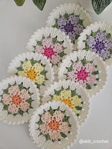 Hermoso Posavasos de Flores de Cerezo Tejido a Crochet, Pétalos Rosados Hechos a Mano, Hojas Verdes, Resistente al Calor, Decoración Boho para Mesa de Cocina o Fiestas - Product Image 3