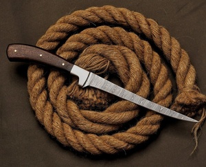 Cuchillo de Filetear de Acero de Damasco Hecho a Mano por A&M Enterprises con Mango de Madera de Palisandro, Refuerzo de Acero y Funda de Cuero a Juego - Product Image 3
