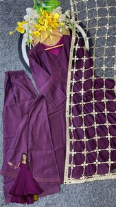 Robe indienne et pakistanaise traditionnelle longue couleur vin feu avec dupatta à chaîne de perles, coupe ample pour femme, idéale pour mariage et soirée - Product Image 3