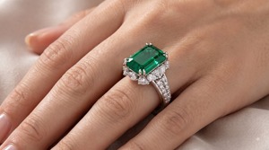 Bague en or massif 14 carats avec diamant de laboratoire rouge rubis taille émeraude et grappe de perles, certifiée IGI, pour femme, idéale pour fiançailles, fêtes et cocktails - Product Image 3