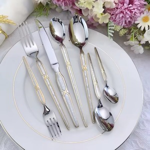 Juego de cubiertos metálicos glamurosos de estética moderna que realza la presentación de la mesa. Ideal para uso diario o eventos especiales. - Product Image 1