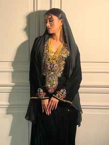 Ensemble 2 pièces de luxe AWAIS HOUSE pour femmes musulmanes, écoresponsable, en velours uni perlé, avec soutien-gorge intégré et manches longues - Product Image 5