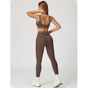 Ensemble de yoga froncé sur le côté pour femme, soutien-gorge de sport à col en V profond, pantalon évasé taille haute à revers, contrôle du ventre, en nylon et élasthanne, ensemble lifestyle - Product Image 4