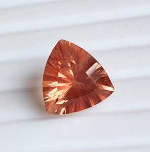 Piedra preciosa natural de piedra del sol de Oregón, color rojo cobrizo, corte cónico, forma trillón, suelta, para la elaboración de joyería fina. - Product Image 1