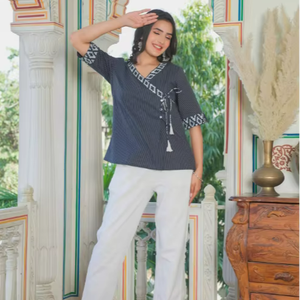 เสื้อผู้หญิงสีน้ำเงินผ้าฝ้ายพิมพ์ลายคันธา ทรงปกติ แขนสั้น คอวี ออกแบบมาเพื่อการสวมใส่ลำลองในฤดูร้อนทั่วโลก - Product Image 1