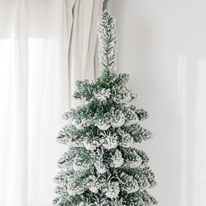 Albero di Natale Artificiale Verde Realistico, Sottile e Non Illuminato, Alto 2,4 Metri, con 603 Punte e Effetto Neve - Product Image 2