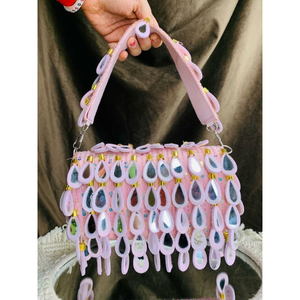 Bolso de mano festivo rosa llamativo con diseño bohemio de espejo en forma de lágrima y detalles reflectantes colgantes con correa de cuentas - Product Image 2