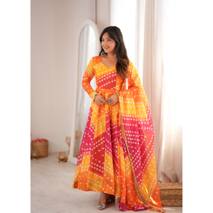 Ensemble de robe Kali en organza Tebby imprimé festif avec dupatta décorative assortie de quatre mètres pour célébrations féminines - Product Image 1