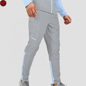 Pantalon de jogging streetwear personnalisé pour homme, coupe droite oversize, en polyester et nylon, avec bandes latérales personnalisées, style loisirs - Product Image 2
