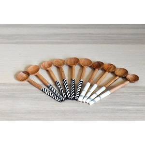 Cucharas de madera de diseño minimalista con mango largo en blanco y negro, juego de cucharas duraderas para servir, de UO INDIA. - Product Image 6