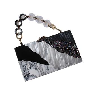 Artistry in Hand Dévoile la beauté singulière de notre pochette en résine pour femme disponible chez le fabricant indien STAR CRAFTS INDIA - Product Image 1