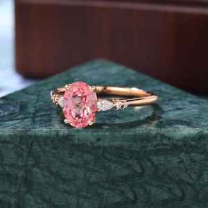 Bague de fiançailles ovale en saphir rose de laboratoire avec accent de diamant, or massif, bijou de mariée unique - Product Image 4