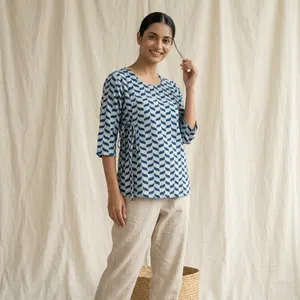 Kurti court en coton imprimé bleu et blanc pour femme, col rond, manches trois quarts, détail de nouage latéral, coupe ample, tenue ethnique pour tous les jours - Product Image 4