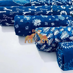 Vente en gros de tissu indien imprimé indigo en pur coton de conception personnalisée teint en naturel fait à la main en sergé écologique pour les robes de décoration intérieure - Product Image 3