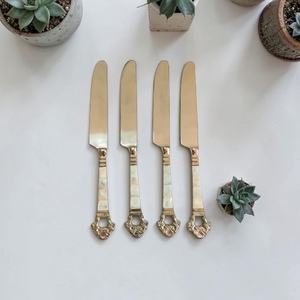 Ensemble de couteaux vintage en or avec manches en nacre pour la mise en table - Product Image 1