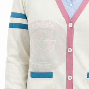 เสื้อคาร์ดิแกนมหาวิทยาลัยแจ็คแอนด์จิลแบบสั่งทำพิเศษ สีขาว เสื้อสเวตเตอร์ผู้หญิง ผ้าอะคริลิกพรีเมียม ถักลายเชนิลล์ ปักลายด้านหน้า ติดกระดุมแบบวาร์ซิตี้ - Product Image 3