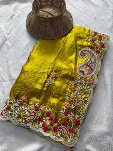 Sari de seda de diseñador con bordado de lentejuelas y múltiples bordes, combinado con blusa completamente cosida. - Product Image 1