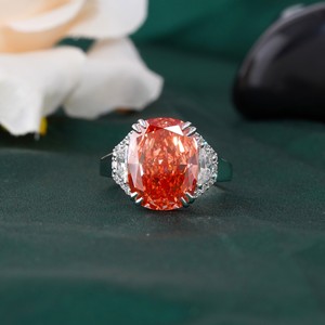 Anillo de Oro de 14K con Diamante Cultivado en Laboratorio de Corte Cojín Rojo Intenso de 7.01 CT, Engaste de Garras, Color Fantasía Raro y Exclusivo - Product Image 1