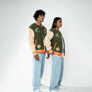 Blouson universitaire unisexe de haute qualité style streetwear, en cuir tanné, avec col montant, broderie chenille et manches en cuir - Product Image 4