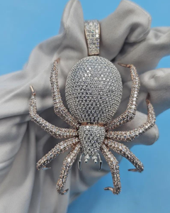 Pendentif Araignée en Argent 925 avec Moissanite Ronde Pavée, Pendentif Bling Personnalisé pour Homme - Product Image 1