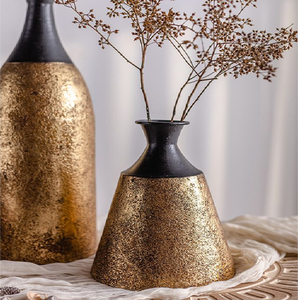 Jarrón tipo urna con pedestal en acabado bronce vintage. Diseño clásico acanalado para una decoración elegante del hogar. Disponible a precios de mayorista. - Product Image 5
