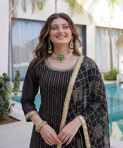 Ensemble haut, sharara et dupatta en georgette fantaisie avec broderie, sequins et travail zari, pour tenue de fête, prix de gros, vêtement ethnique, coton multicolore - Product Image 2