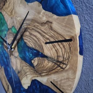 นาฬิกาแขวนผนังเรซิ่นและไม้มะกอกแบบสั่งทำพิเศษ: ของตกแต่งบ้านและสำนักงานแบบแฮนด์เมด เงียบสงบ พร้อมกลไกการทำงานที่เงียบและดีไซน์คลาสสิก มีจำหน่ายแล้ว - Product Image 3