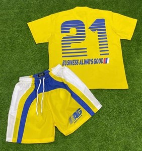 Conjunto de camiseta y pantalones cortos amarillos para hombre con logo personalizado, cuello redondo, estilo deportivo, transpirable, con cordón ajustable, para verano, con estampado por transferencia térmica. - Product Image 2