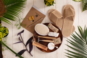 Set de Amenidades Ecológicas para Huéspedes de Hotel de Alta Demanda con Cepillo de Dientes de Bambú, Peine, Maquinilla de Afeitar, Discos de Algodón y Pantuflas de Spa - Product Image 5