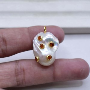 Pendentif en perle d'eau douce - Serti de pierres rouges CZ, bijou élégant fait main, cadeau pour elle - Product Image 4
