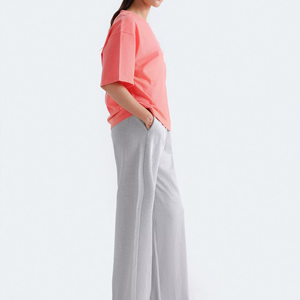 Camiseta Oversize de Algodón 100% Lavado de 230 g/m² para Mujer al por Mayor con Logotipo Personalizado y Estampado Puff - Product Image 2