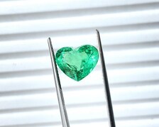 Esmeralda natural colombiana de 4.88 quilates con corte en forma de corazón para joyería fina, piedra preciosa natural. - Product Image 5