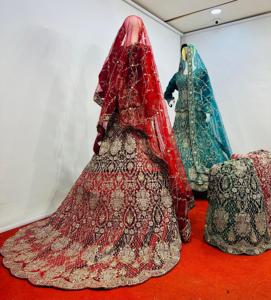 Lehenga ครอปสำหรับเจ้าสาวผ้ากำมะหยี่สำหรับงานหนักเต็มตัวพร้อมรายละเอียดขนาดใหญ่ยาวและหินจาร์กันมี5สีที่สวยงาม - Product Image 5