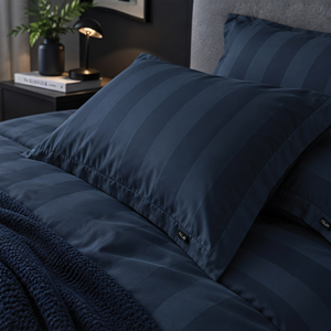 Taies d'oreiller rayées en satin bleu de luxe, douces au toucher comme de la soie - Product Image 4