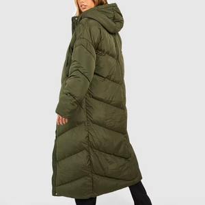 Dernier modèle de manteau long matelassé et rembourré noir surdimensionné personnalisé OEM pour femme, avec capuche, en duvet pour l'hiver - Product Image 3