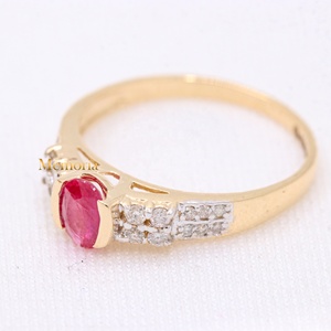 Bague solitaire ovale en or jaune massif 14 carats avec rubis naturel rouge semi-sertie et accent diamant, bijoux fins pour femme, vente en gros - Product Image 5