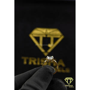 Elegante anillo de compromiso con diamante ovalado cultivado en laboratorio, en plata de ley 925 chapada en oro amarillo para mujer, de Trisha Jewels. - Product Image 3