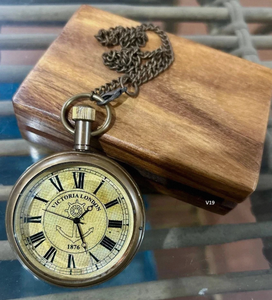 Montre de poche en laiton gravée à la main – Style vintage steampunk nautique - Product Image 1