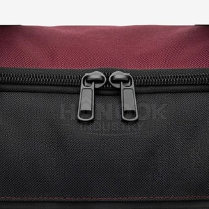 Bolsa de viaje tipo duffle para viajes de fin de semana con amplio espacio de almacenamiento, asas, cremalleras resistentes y combinaciones de colores contemporáneas. - Product Image 5