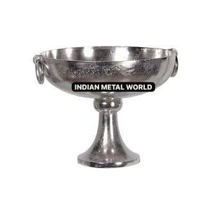 Vente en gros : Support de bol sur piétement en métal argenté antique, Uruli vintage en aluminium, support d'urne, pot de fleurs, centre de table pour mariage, maison, hôtel - Product Image 1