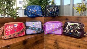 Sac à bandoulière personnalisé en cuir recyclé métallisé pour femme Sacs à bandoulière de luxe à pompons en cuir colorés élégants et tendances - Product Image 4