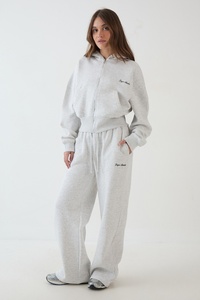 Ensemble de survêtement gris cendré pour femme avec sweat à capuche court zippé et pantalon de jogging large – Tenue décontractée deux pièces pour l'hiver et le sport - Product Image 3