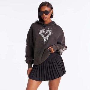 Sudadera Corta Negra para Mujer con Estampado de Corazón Blanco, Hombros Caídos, Estilo Oversize, para Otoño - Product Image 1