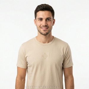 Fabricante de Camisetas Personalizadas, Camiseta Gráfica con Lazo y Flecha Beige para Hombre, Camiseta de Algodón Caqui de Alta Calidad, Fábrica de Ropa para Hombre al por Mayor - Product Image 1