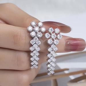 Boucles d'oreilles de luxe de qualité supérieure plaquées argent avec diamants naturels taille brillant certifiés IGI, couleur diamant blanc haute pureté E - Product Image 3
