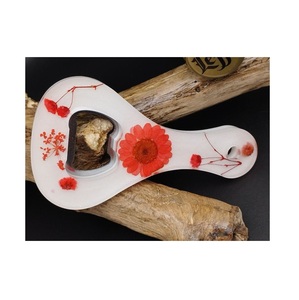 Abridor de botellas de resina con diseño de hojas secas incrustadas para accesorios de cocina y bar inspirados en la naturaleza - Product Image 1