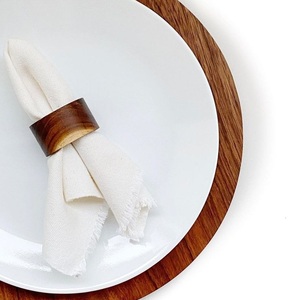 Ensemble d'anneaux de serviette faits à la main en bois naturel, design nordique, accessoire de table durable pour mariage et dîner par curio Craft - Product Image 4